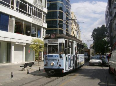 Straßenbahn Kadıköy-Moda / Istanbul
In der Haltestelle Moda befindet sich eine Ausweiche, die jedoch schon einige Zeit außer Betrieb ist, da für den Rundkurs nur ein Triebwagen eingesetzt wird.
Schlüsselwörter: Straßenbahn Kadıköy-Moda