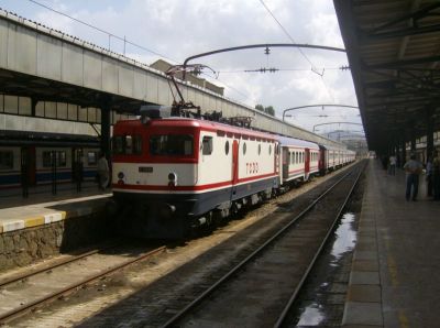 Bahnhof Haydarpaşa / Istanbul
Nahe an der Station der Straßenbahn Kadıköy-Moda befindet sich der Bahnhof Haydarpaşa der Türkischen Staatsbahnen TCDD, von dem die normalspurigen Züge Richtung Ankara ihren Ausgang nehmen: E 52508 ist soeben mit einem Zug aus Ankara eingetroffen
Schlüsselwörter: Istanbul