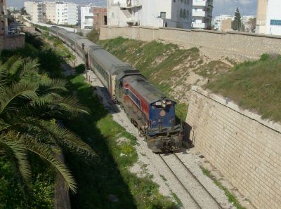 Einfahrt in Sousse
Durch das Stadtgebiet von Sousse schlängelt sich der Schnellzug aus Tunis. In Kürze wendet er und setzt seine Fahrt nach Gabès fort.
Schlüsselwörter: Schmalspur in Tunesien