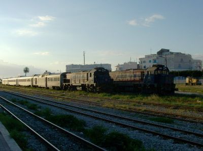 Bahnhof Sousse
Zwei Vertreter der neuesten GM-Lokomotiven der Tunesischen Staatsbahnen warten in Sousse auf weitere Einsätze
Schlüsselwörter: Schmalspur in Tunesien