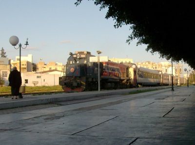 Bahnhof Sousse
Der Schnellzug nach Gabès trifft im ersten Morgenlicht in Sousse ein
Schlüsselwörter: Schmalspur in Tunesien