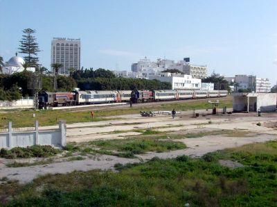 Bahnhof Sousse
High noon in Sousse: Die Schnellzüge nach Tunis und Tozeur verlassen kurz hinter einander den Bahnhof
Schlüsselwörter: Schmalspur in Tunesien