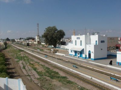 El Jem
Im Bahnhof El Jem warten einige Güterwagen. Der Güterverkehr spielt auf den tunesischen Meterspurstrecken noch eine wichtige Rolle
Schlüsselwörter: Schmalspur in Tunesien