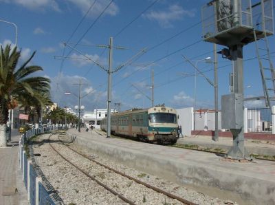 Métro du Sahel
Im Bahnhof Sousse Bab el Jedid nahe des Hafens wartet ein Triebwagen der Type E auf die Abfahrt nach Mahdia. Die elektrifizierte Strecke Sousse- Mahdia ist in Meterspur ausgeführt.
Schlüsselwörter: Schmalspur in Tunesien