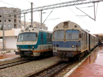 Métro du Sahel
Triebwagen der Type E als Zug nach Sousse neben einem Wendezug nach Mahdia, geschoben von der DM 263
Schlüsselwörter: Schmalspur in Tunesien