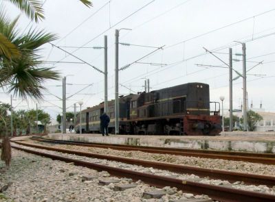 Métro du Sahel
Wird ein Elektrotriebwagen untauglich, kommt statt dessen eine Wendezuggarnitur mit Diesellok zum Einsatz: DM 263 in Mahdia
Schlüsselwörter: Schmalspur in Tunesien