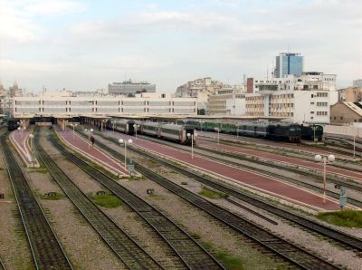 Bahnhof Tunis
Überblick über die Gleisanlagen in Tunis: Links die Normalspurbahn, die den Norden des Landes erschließt, rechts die Meterspur, die die Hauptstrecken in den Süden und den Vororteverkehr von Tunis und Sousse bedient.
Schlüsselwörter: Schmalspur in Tunesien