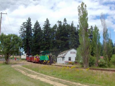 Waldbahnen in Kanada
Plymouth No. 26 "Green Hornet" mit Waldbahnzug, Duncan
