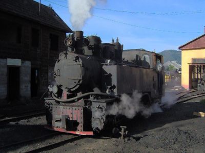 Wassertalbahn
Vor der Abfahrt ins Wassertal präsentiert sich die 764.469 in der Morgensonne in Vişeu de Sus
Schlüsselwörter: Wassertalbahn, Viseu de Sus, 764.469