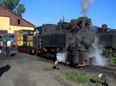 Wassertalbahn
Diesellok Ecaterina verschiebt die 764.469 vor dem Heizhaus in Vişeu de Sus
Schlüsselwörter: Wassertalbahn, Viseu de Sus, 764.469