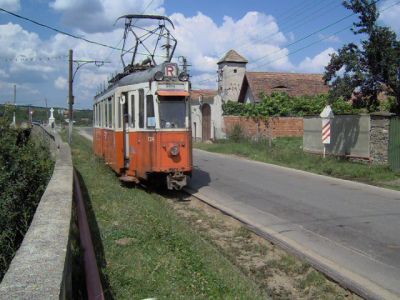 Straßenbahn Sibiu–Răşinari
Triebwagen 724 strebt im Ortsgebiet von Răşinari der Endstelle zu
