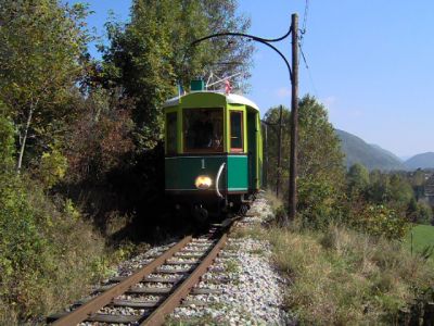 Auf der Strecke
Triebwagen 1 nahe der Steinhofgrabenbrücke. Seit 2005 ist die Museumsbahn hier wieder elektrisch befahrbar.
Schlüsselwörter: Höllentalbahn , Tw 1 , Payerbach Lokalbahn