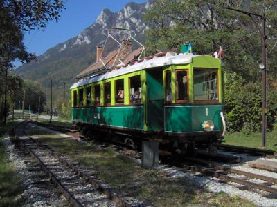 Triebwagen 1 in Reichenau
Der dreigleisige Bahnhof Reichenau besitzt ein Aufnahmegebäude und das Unterwerk der Strecke. Besonders sehenswert sind die heute nur noch als Museumsobjekte dienenden rotierenden Umformer.
Schlüsselwörter: Höllentalbahn , Tw 1 , Reichenau