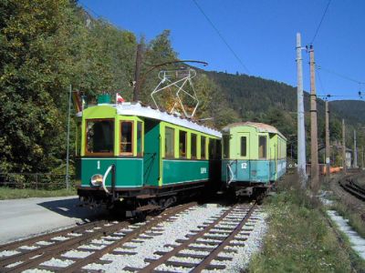 Triebwagen 1 in Payerbach Lokalbahn
Nahe des ÖBB - Bahnhofs Payerbach - Reichenau liegt die Endstelle der Museumsbahn nach Hirschwang. Hier steht Beiwagen 12 als Blickfang abgestellt, Triebwagen 1 holt soeben den Stoßbeiwagen 21.
Schlüsselwörter: Höllentalbahn , Tw 1 , Payerbach Lokalbahn