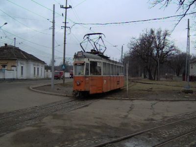 Straßenbahn Sibiu–Răşinari
An einem kalten Februartag wartet Triebwagen 724 am Gleisdreieck beim Friedhof (Cimitir) auf die Abfahrt nach Răşinari
