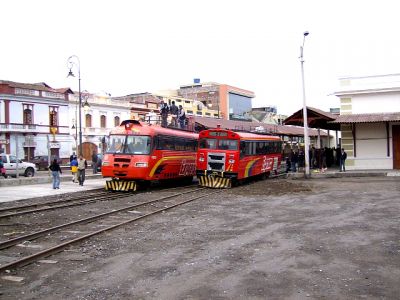 Ferrocarriles Ecuatorianos
Ecuador besitzt ein landesweites Eisenbahnnetz, das nach Zerstörungen durch das Klimaphänomen El Niňo heute nur mehr auf Teilstrecken in Betrieb ist: ENFE-Autoferros vor der Abfahrt im Bahnhof Riobamba.
