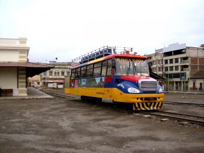 Ferrocarriles Ecuatorianos
Die Strecken über die Nariz del Diablo und Quito- Latacunga werden auch von Metropolitan-Autoferros befahren, die mehr Komfort als die staatlichen bieten, mit ca. 40 USD auch deutlich teurer gegenüber dem Normalpreis von 11 USD sind.
Schlüsselwörter: Ferrocarril , Ecuador , Nariz del Diablo