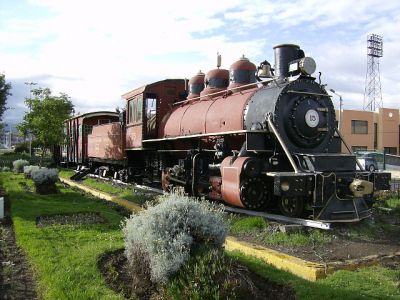 Ferrocarriles Ecuatorianos
Lokdenkmal in Riobamba. Die Lokomotive 15 steht hier gemeinsam mit einem Güterwagen, der als Verkaufsstand für Víveres (Lebensmittel) dient.
Schlüsselwörter: Ferrocarril , Ecuador , Nariz del Diablo