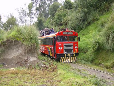 Ferrocarriles Ecuatorianos
Autoferro 97 auf der Strecke bei Cajabamba. Der Aufenthalt auf dem Dach ist heute nicht mehr gestattet.
Schlüsselwörter: Ferrocarril ,  Ecuador , Nariz del Diablo