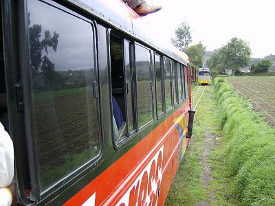 Ferrocarriles Ecuatorianos
Im Konvoi fahren die drei Autoferros Richtung Nariz del Diablo. Durch den Umbau aus Autobussen liegt der Motor vorne über dem Laufdrehgestell. Bei nassen Schienen, wie sie am Äquator regelmäßig vorkommen, führt dies oft zum Liegenbleiben des Fahrzeugs. Auf die Schienen aufgebrachter Sand löst das Problem meist. 
