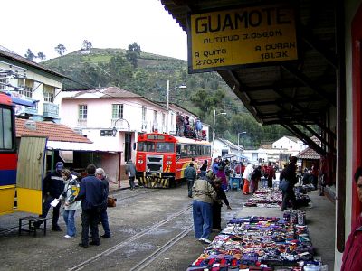 Ferrocarriles Ecuatorianos
Der Autoferro 97 ist in Guamote auf 3056m Seehöhe angekommen. An den Betriebstagen der Eisenbahn findet hier ein Markt statt, der seinen ursprünglichen Charakter noch ziemlich bewahrt hat.
