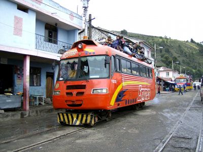 Ferrocarriles Ecuatorianos
Der Mercedes-Autoferro verlässt Guamote. Der Aufenthalt auf dem Dach ist heute nicht mehr gestattet.
