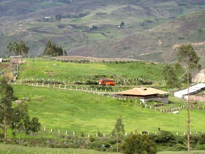 Ferrocarriles Ecuatorianos
Der Mercedes-Autoferro in einer der zahlreichen Schleifen bei Palmira. Fast jedes Tal wird ausgefahren, Brücken sind wegen der schwierigen Erhaltung selten.
Schlüsselwörter: Ferrocarril , Ecuador , Nariz del Diablo