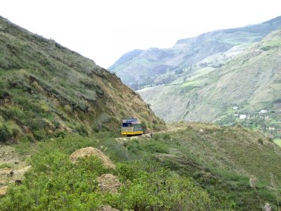 Ferrocarriles Ecuatorianos
Der Autoferro der Metropolitan hat den Abstieg Richtung Alausí begonnen und fährt nahe der Station Tixan talwärts.
Schlüsselwörter: Ferrocarril , Ecuador , Nariz del Diablo