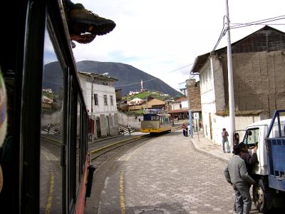 Ferrocarriles Ecuatorianos
Ortsdurchfahrt in Alausí. Die im Konvoi fahrenden Autoferros passieren die mitten in der Stadt neben der Straße gelegene Ortsdurchfahrt.
Schlüsselwörter: Ferrocarril , Ecuador , Nariz del Diablo