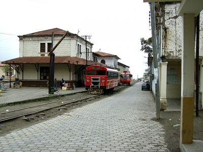 Ferrocarriles Ecuatorianos
Zwei ENFE-Autoferros im Bahnhof Alausí. Hier hat sich der Wasserkran aus der Dampflokzeit erhalten.
Schlüsselwörter: Ferrocarril , Ecuador , Nariz del Diablo