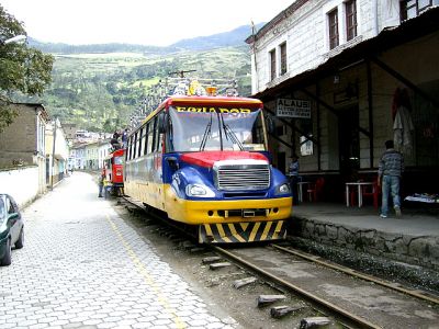 Ferrocarriles Ecuatorianos
Der Metropolitan-Autoferro hat den Bahnhof Alausí erreicht. Nach längerem Aufenthalt fährt er über die weltberühmte Nariz del Diablo nach Sibambe.
Schlüsselwörter: Ferrocarril , Ecuador , Nariz del Diablo