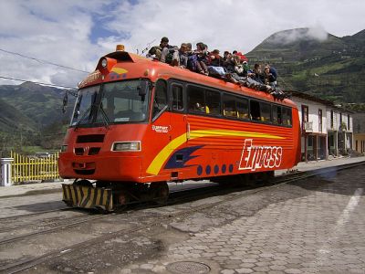 Ferrocarriles Ecuatorianos
Autoferro 61 verlässt Alausí. Deutlich ist das vom Autobus übernommene Antiebskonzept zu erkennen: Der Motor liegt über dem vorderen, nicht angetriebenen Drehgestell, während das hintere Drehgestell mittels Welle angetrieben wird.
Schlüsselwörter: Ferrocarril , Ecuador , Nariz del Diablo