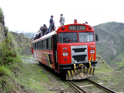 Ferrocarriles Ecuatorianos
Kurz nach Alausí beginnt die Strecke stark zu fallen, es folgen eine Schleife und die weltbekannten Spitzkehren der Nariz del Diablo, bis der Bahnhof Sibambe im Tal des Rio Chanchan erreicht ist
Schlüsselwörter: Ferrocarril , Ecuador , Nariz del Diablo