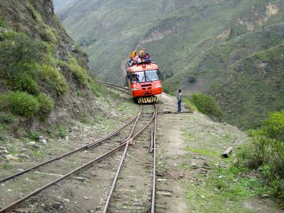 Ferrocarriles Ecuatorianos
Autoferro 61 wendet in der oberen Spitzkehre der Nariz del Diablo die Fahrtrichtung.
Schlüsselwörter: Ferrocarril , Ecuador , Nariz del Diablo