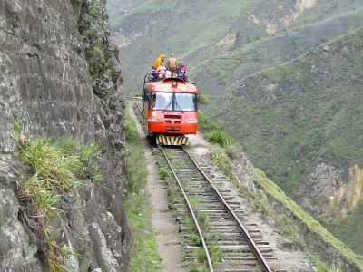 Ferrocarriles Ecuatorianos
Autoferro 61 schiebt die Steigung zwischen unterer und oberer Spitzkehre hinauf. Durch die Verwendung eines Autobusgetriebes haben die Autoferros zwar 3-5 Vorwärtsgänge, jedoch nur einen Rückwärtsgang.
Schlüsselwörter: Ferrocarril , Ecuador , Nariz del Diablo