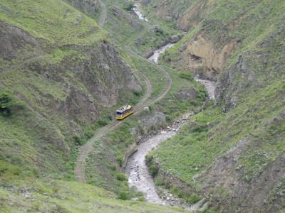 Ferrocarriles Ecuatorianos
Der Metropolitan-Autoferro befährt die untere Spitzkehre der Nariz del Diablo. Ab hier geht es entlang des Rio Alausí zum Bahnhof Sibambe.
Schlüsselwörter: Ferrocarril , Ecuador , Nariz del Diablo