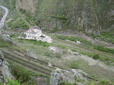 Ferrocarriles Ecuatorianos
Bahnhof Sibambe von der von Alausí kommenden Strecke aus gesehen: Auf halber Höhe befindet sich der Streckenabschnitt zwischen oberer und unterer Spitzkehre, im Bahnhof zweigen die stillgelegten Strecken nach Guayaquil und nach Cuenca ab.
Schlüsselwörter: Ferrocarril , Ecuador , Nariz del Diablo