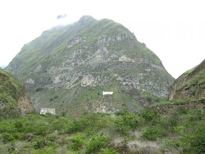 Ferrocarriles Ecuatorianos
Die Nariz del Diablo: links der Bahnhof Sibambe und die eingestellte Strecke nach Guayaquil, rechts am Hang die eingestellte Linie nach Cuenca. Auf halber Höhe die Strecke von Alausí, ganz rechts die obere, darunter der stark fallende Abschnitt zur unteren Spitzkehre.
Schlüsselwörter: Ferrocarril , Ecuador , Nariz del Diablo