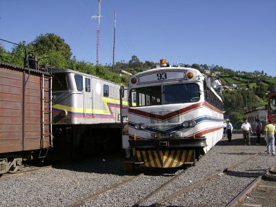 Ferrocarriles Ecuatorianos
Autoferro 93 wartet in Tambillo neben der Diesellokomotive 2405, die bei starkem Fahrgastandrang einen gemischten Wagensatz aus Personen- und Güterwagen zieht.
Schlüsselwörter: Ferrocarril , Ecuador , Quito - Tambillo - Cotopaxi