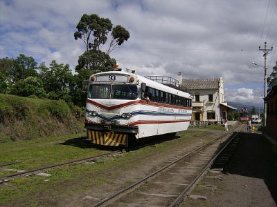 Ferrocarriles Ecuatorianos
Autoferro 93 wird untauglich in Machachi abgestellt. Er ersetzte an diesem Tag den ebenfalls untauglichen Metropolitan-Autoferro. Die Fahrgäste steigen in den ENFE-Triebwagen um.
Schlüsselwörter: Ferrocarril , Ecuador , Quito - Tambillo - Cotopaxi