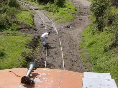 Ferrocarriles Ecuatorianos
Durch häufigen Regen und ungesicherte Hänge kommt es immer wieder zu Vermurungen. Größere führen zu Streckenstilllegungen, kleinere werden vom Schaffner mittels Schaufel beseitigt.
Schlüsselwörter: Ferrocarril , Ecuador , Quito - Tambillo - Cotopaxi