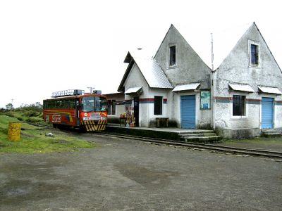 Ferrocarriles Ecuatorianos
Autoferro im Bahnhof Cotopaxi, der gleich neben dem Eingang zum Nationalpark liegt. Diese Station ist mit einer Seehöhe von 3583m eine der höchst gelegenen im ecuadorianischen Eisenbahnnetz, das einheitlich in Kapspur (1067 mm) ausgeführt ist.
Schlüsselwörter: Ferrocarril , Ecuador , Quito - Tambillo - Cotopaxi