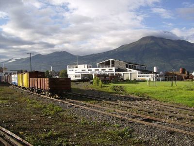 Ferrocarriles Ecuatorianos
Die Remise in Ibarra befindet sich nahe des Bahnhofs. Die Aufschrift erinnert auch an den noch vorhandenen  Abschnitt Quito-Ibarra. Hier liegt zwar noch das Gleis, es wird aber teilweise als Geh- bzw. Radweg benützt.
Schlüsselwörter: Ferrocarril , Ecuador , Ibarra - Primer Paso