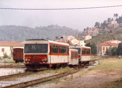 Peronenzug Ajaccio - Bastia
Der aus zwei Triebwagen der Serie X 2000 und einem Billard-Beiwagen gebildete Zug der Hauptstrecke erreicht Ponte Leccia. Nach der Lieferung der Soulé-Triebwagen im Jahr 1989 war diese Kombination schon eine Seltenheit.
Schlüsselwörter: Chemin de fer de la Corse