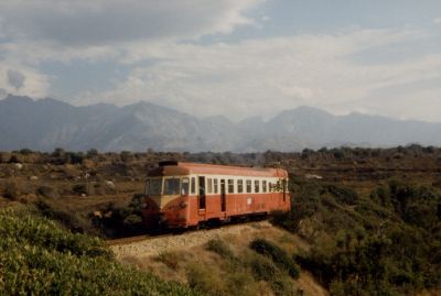 Triebwagen 205 bei Giorgio
1986 verkehrte auch der Triebwagen 205 in der Balagne. Die Strecke entfernt sich in diesem Bereich etwa einen halben Kilometer von der Küste
Schlüsselwörter: Chemin de fer de la Corse