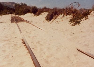 Strecke am Strand von Calvi
Dieses Streckenstück repräsentiert den Zustand der gesamten Strandstrecke in der Bucht von Calvi im Jahr 1984. Kurz danach wurde es saniert.
Schlüsselwörter: Chemin de fer de la Corse