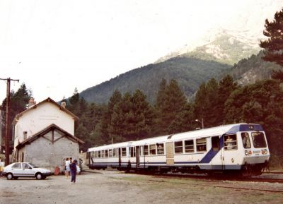 Bahnhof Vizzavona
Der Soulé-Triebwagen hat den höchsten Punkt des korsischen Streckennetzes erreicht. Der Zug fährt vor seinem Abstieg Richtung Ajaccio durch den Vizzavona-Tunnel, der direkt an den Bahnhof anschließt und den Hauptkamm des korsischen Gebirges unterquert.
Schlüsselwörter: Chemin de fer de la Corse