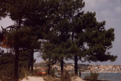 A la plage
Das erste Streckenstück nach der Ausfahrt aus dem Bahnhof Calvi führt direkt am Strand entlang. Hier bestehen auch einige Haltepunkte für den Nahverkehr. Im Hintergrund die Stadt Calvi.
Schlüsselwörter: Chemin de fer de la Corse