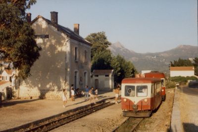 Bahnhof Algajola
Triewagen 202 erreicht mit seinem Steuerwagen, der aus einem 1937 gebauten Billard-Triebwagen umgebaut wurde, Algajola. Hier besteht eine Möglichkeit für Zugkreuzungen
Schlüsselwörter: Chemin de fer de la Corse