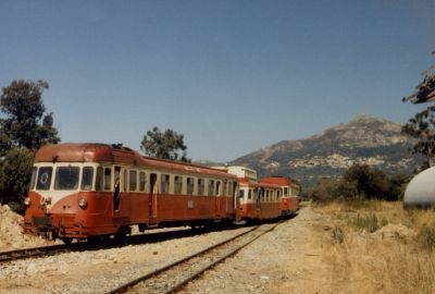 Kreuzung in Calenzana-Lumio
In Lumio Gare finden im Normalbetrieb keine Kreuzungen statt: An diesem Tag wurde jedoch Triebwagen 204 untauglich, so dass er vom Gegenzug mit Triebwagen 202 und Billard-Steuerwagen angeschleppt werden musste. Triebwagen 204 verkehrte den restlichen Tag ohne weitere Probleme. 
Schlüsselwörter: Chemin de fer de la Corse